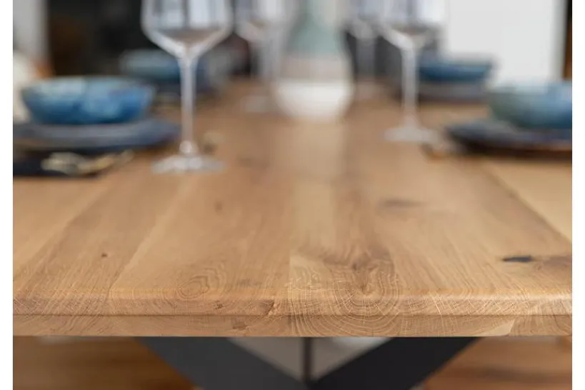 Arrediorg Tavolo moderno ovale in legno massello e metallo nero 160x90 SISTINA